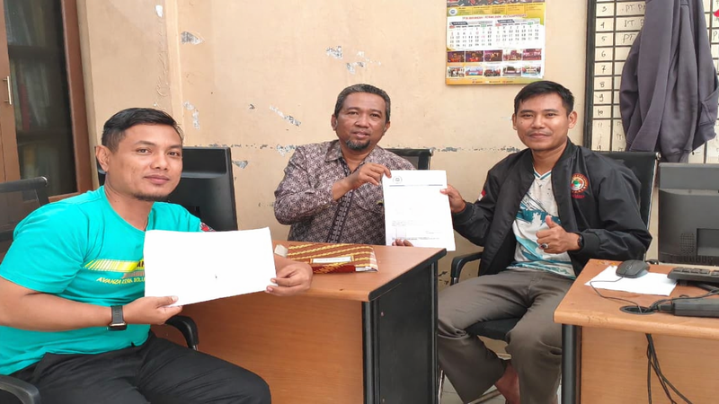 Serah Terima 15 Formulir Anggota Baru PUK PT Mayora Indah Tbk Cibitung kepada Ketua DPC GSPMII Bekasi
